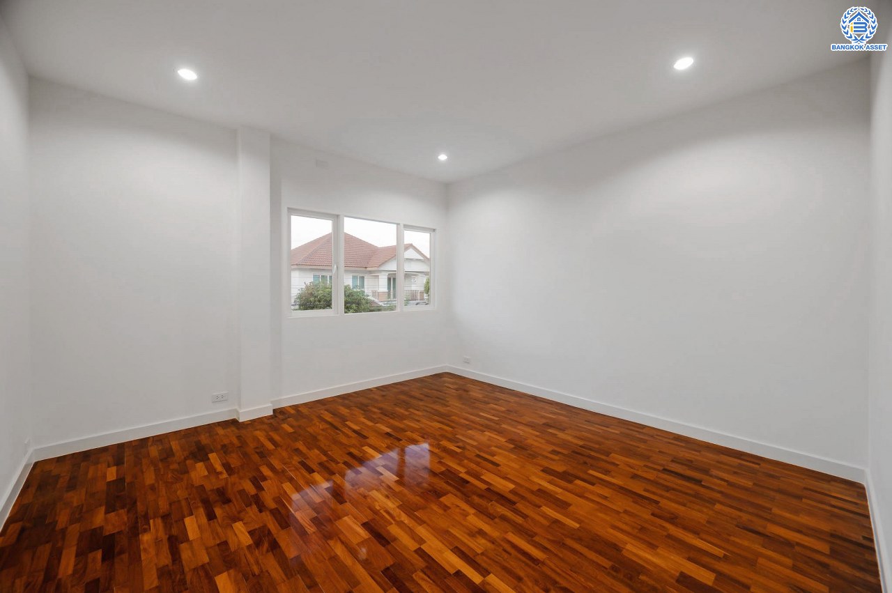 บ้านมือสองตกแต่งใหม่ โครงการ นนท์ณิชา พระนั่งเกล้า เนื้อที่กว้าง 67.5 ตร.ว. ฟังก์ชัน 3 ห้องนอน 3 ห้องน้ำ 1 ห้องอเนกประสงค์ 2 จอดรถ บนทำเลศักยภาพ ติดถนนรัตนาธิเบศร์ เชื่อมต่อถนนชัยพฤกษ์ ใกล้รถไฟฟ้าสายสีม่วง "สถานีไทรม้า" และจุดขึ้นทางด่วน "งามวงศ์วาน"